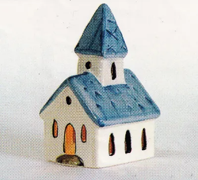 Kleine Dorfkapelle. Sie ist überwiegend weiß, was ihr sauberes fast winterliches Aussehen verleiht.