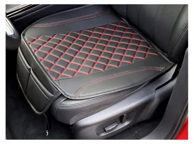 Produktbild von Sitzauflage für Mercedes A-Klasse W176 in Schwarz mit roter Naht