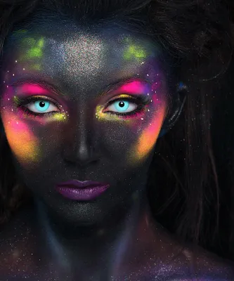 Produktbild von aricona Blaue Farbige Kontaktlinsen Schwarzlicht Neon Leuchten Reflektieren