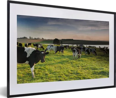 Produktbild von MuchoWow® MuchoWow® Gerahmtes Poster Kuh - Gras - Sonnenuntergang 60x40 cm - Poster mit zchwarzem Bilderrahmen - Schlafzimmer - Plakat in Rahmen - Drucken