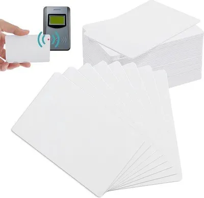 Zdjęcie produktu dla 100 białych kart NFC NTAG 215 z pamięcią 504 bajtów – programowalne – za pomocą aplikacji TagMo i smartfonów obsługujących technologię NFC.