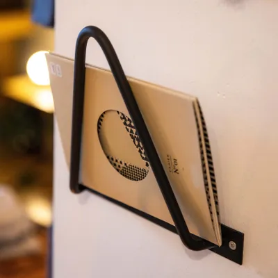 Produktbild von Natural Goods Berlin Magazinhalter HAIRPIN, Zeitschriftenhalterung, Prospektspender, Broschürenständer, Magazinboard, Wandorganizer, Wandregal, Schwarz