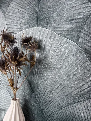 Produktbild von NEWROOM Tapete Silber Vliestapete Dschungel - Mustertapete Modern Grau Blau Palmen Blätter Dschungeltapete Tropisch Regenwald