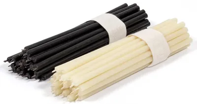 Obrázek produktu pro Sada svíček z včelího vosku, černá a bílá, číslo 140. Rituální svíčky, délka 16 cm, průměr 5,0 mm. Doba hoření: 30 minut. Tenké svíčky...