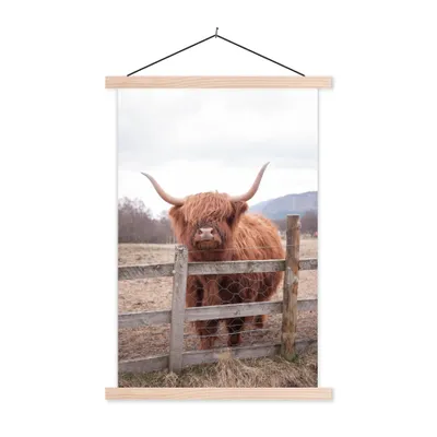 Produktbild von MuchoWow® Textilposter Scottish Highlander - Gras - Zaun 40x60 cm mit holzfarbenen Rahmen - Poster