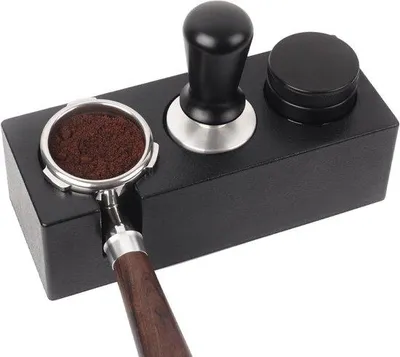 Zdjęcie produktu dla Stojak do ubijania espresso dla portafilterów i dystrybutorów, 54–58 mm, antypoślizgowy, dwupoziomowy, ze stali nierdzewnej, czarny