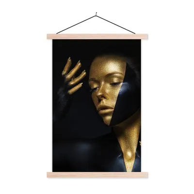 Produktbild von MuchoWow® Textilposter Make-up - Kunst - Frau - Luxus - Gold 60x90 cm mit holzfarbenen Rahmen - Textil