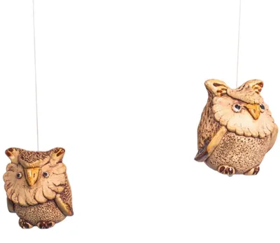 Produktbild von Handgefertigter Keramik-Fensterhänger Eule, braun, 5 cm lang, 4 cm breit, 5 cm hoch