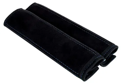 Produktbild von A134 2 Stück Gurtschoner Auto Gurtpolster aus weicher Microfaser Schulterpolster Schulterschoner Schoner Polster Gurt Schulter in Schwarz (2 Stück Schwarz mit Blauer Naht)