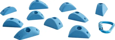 Zehn blaue Klettergriffe für Kinder von Entre Prises; inklusive eines Karabiners; auf schwarzem Hintergrund.
