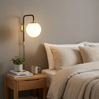 Wandlampe E27, weiße Kugel 15 cm, schwarz-gold, 180° verstellbar