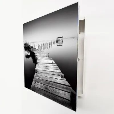 Produktbild von Schlüsselkasten Weiß aus Metall, Holzsteg am Meer Motiv schwarz-weiß hinter Glas, Moderne Schlüsselbox linksöffnend, 32x28x6,5 cm, 20 Haken