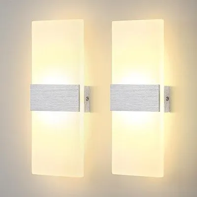 Immagine prodotto di Set composto da due applique a LED in acrilico da 6 W, che offrono sia illuminazione dall'alto che dal basso, ideali per ambienti interni come corridoi e camere da letto, con luce bianca calda.