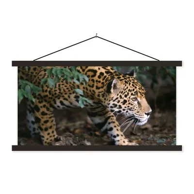 Produktbild von MuchoWow® Textilposter Schleichender Jaguar im Wald 60x30 cm mit schwarzem Rahmen - Textilien