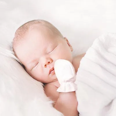 Produktbild von Unyqoos® Babyfäustlinge aus 100% Baumwolle – weiche Kratzschutz-Handschuhe für Neugeborene & 0–6 Monate, elastischer Bund, verschiedene Farben