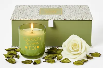 Immagine prodotto di Confezione regalo per candele profumate - Include una candela profumata color ambra e una rosa decorativa con deodorante naturale - Verde