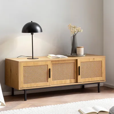 Zdjęcie produktu dla Dekor dębowy niski z wiedeńską wikliną 120x45,5x40 cm szafka tv ponadczasowa z drzwiami przesuwnymi, designerska szafka tv wysoka, stolik tv szafka tv, szafka tv salon rattan | Wohnling
