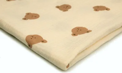 Zdjęcie produktu dla Bawełniany muślin z nadrukiem, podwójna warstwa, motyw niedźwiadków na tle ecru, wymiary 50 x 130 cm