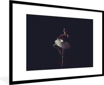 Produktbild von MuchoWow® MuchoWow® Gerahmtes Poster Porträt einer jungen Ballerina auf schwarzem Hintergrund 90x60 cm - Poster mit zchwarzem Bilderrahmen - Wanddekoration - Fotos