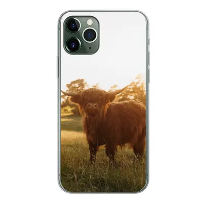 Produktbild von MuchoWow® Handyhülle Schutzhülle Hülle für iPhone 11 Pro Schottischer Hochländer - Gras - Sonne Silikon Softcase Handy Hülle - Handy