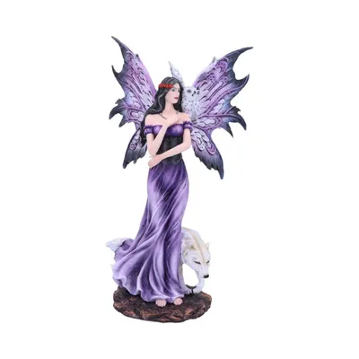 Fee die von Wolf und Eule umgeben ist. Sie trägt fließendes, lila Kleid und große lila Flügel. 