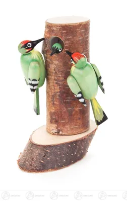 Produktbild von Miniatur Stamm mit Grünspechtfamilie  Höhe ca 8 cm NEU