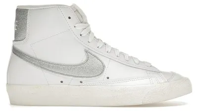 Immagine prodotto di Nike Blazer Mid 77 Essential, colore bianco con dettagli argentati metallizzati (modello da donna) - Taglia EU 40.5