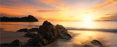 Produktbild von Wallario selbstklebendes Poster - Sonne über dem Meer mit Felsenlandschaft, Größe: 80 x 200 cm