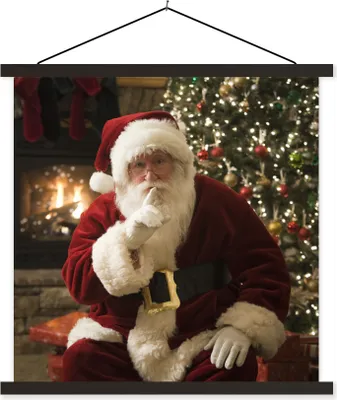 Produktbild von MuchoWow® Textilposter Der Weihnachtsmann mit einem bunten Weihnachtsbaum im Hintergrund 60x60 cm mit schwarzem Rahmen - Posteraufhänger