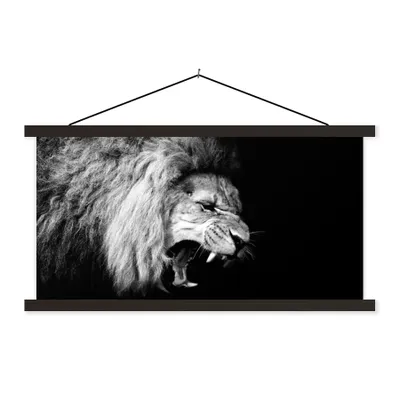 Produktbild von MuchoWow® Textilposter Löwe - Porträt - Schwarz - Weiß - Tiere 120x60 cm mit schwarzem Rahmen - Dekoration Schlafzimmer