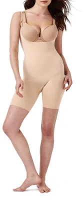 Produktbild von SPANX Power-Body mit offener Brust und mittlerem Oberschenkel