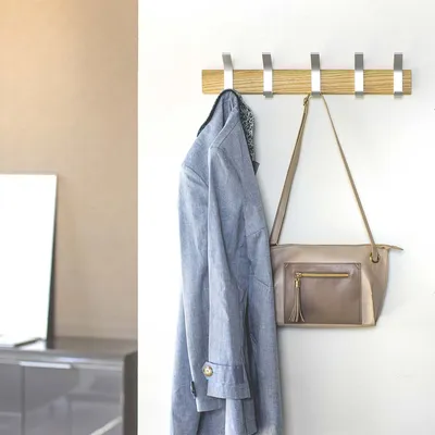 Produktbild von Yamazaki Garderobenleiste Holz naturbraun mit 5 Metallhaken Hakenleiste Wandgarderobe Garderobenpaneel Kleiderhaken Garderobe