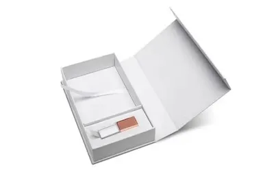 Obrázok produktu pre Sada: USB KRYSTAL bronzový 3.0 32GB, kombinácia sklo a kov, LED podsvietenie + biela krabička fotoalbum s magnetom