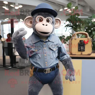 Produktbild von Grauer REDBROKOLY Affe Maskottchen Kostüm charakter bekleidet mit einem Jeanshemd und Baskenmützen