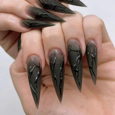 Immagine prodotto di Unghie finte a stiletto, estremamente lunghe, nere, a tema Halloween, con effetto 3D e stile Y2K gotico, incluse di colla per unghie. Codice prodotto: AHB5