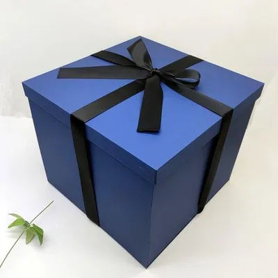 Zdjęcie produktu dla Pudełko prezentowe z niebieskiego kartonu, 30 x 30 x 25 cm, w zestawie z pokrywką, kokardką i folią ochronną, jednoczęściowe, składane
