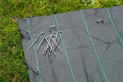 Obrázok produktu pre Sada 10 kovových spôn na upevnenie k podlahe – Ø 3 mm / V 14 x 3 cm