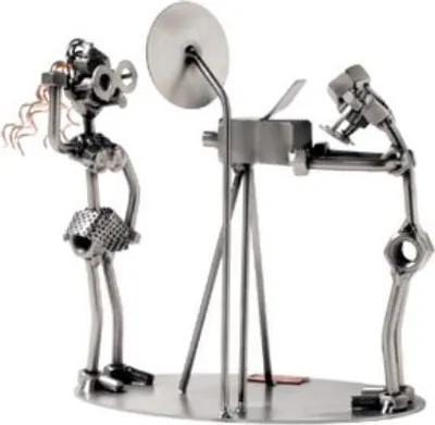 Image de Figurine en métal représentant un photographe avec un mannequin – Sculpture artisanale, pièce unique