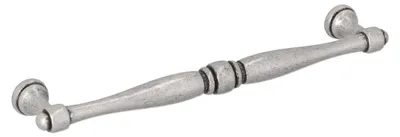 Immagine prodotto di Maniglia per mobili in zamak. Distanza tra i fori: 160 mm. Finitura: argento anticato lucido