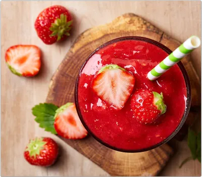 Produktbild von Spritzschutz Herdabdeckplatte Schneidebrett aus Glas Smoothie aus Erdbeeren 1-Teilig (60x52cm)