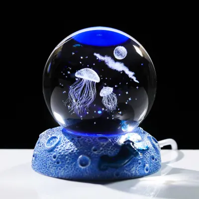 Produktbild von 3D-Glaskugel mit Quallen- und Sternengravur - Dekorative Glasfigur - 6,0 cm Durchmesser