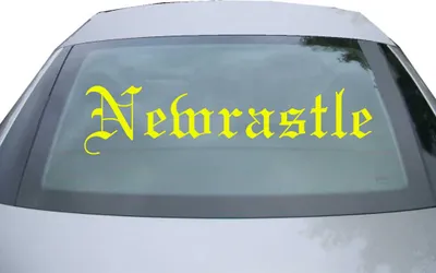 Produktbild von Indigos UG - Aufkleber Heckscheibe & Motorklappe DE6648 - neongelb - 600x142 mm - Nemrastle - Auto Scheiben Fenster Heckklappe Tuning Racing JDM - Die cut