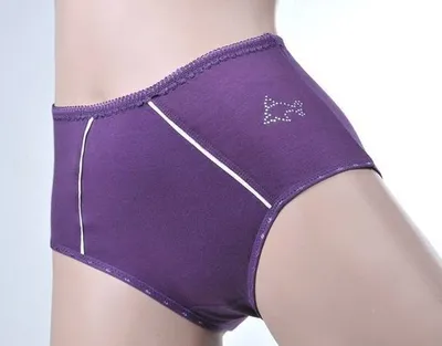 Produktbild von Toker Collection® Hüftslip "Sabrina" mit Glitzerapplikation 3er Pack (Packung, 3 Stück) Kontrastnähte im Vorderteil, Farbe Aubergine, Größe 56/58