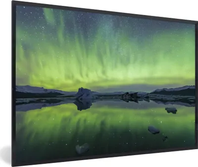 Produktbild von MuchoWow® MuchoWow® Gerahmtes Poster Nordlichter - Grün - Reflexion 30x20 cm - Poster mit zchwarzem Bilderrahmen - Kunstdruck - Bild-Poster