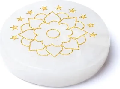 Produktbild von Gravierte Mineralscheibe Bergkristall Lotus – 2er-Set – ±5 cm