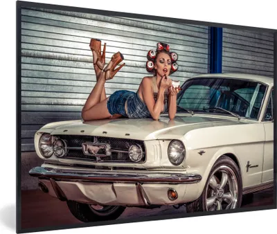 Produktbild von MuchoWow® Gerahmtes Poster Mustang - Auto - Oldtimer - Frau 30x20 cm - Poster mit Schwarzem Bilderrahmen Wandposter Rahmen Foto Bilder - Kunstdruck - Bild-Poster
