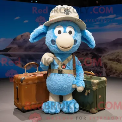 Produktbild von Maskottchencharakter REDBROKOLY eines himmelblauen Schafes bekleidet mit Cargo-Shorts und Mütze