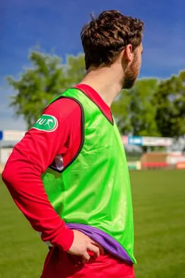 Produktbild von POWERSHOT Wendeleibchen/Trainingsleibchen Fussball - Größe M/L - 2-farbig LILA/GRÜN - Profi QUALITÄT Sport Leibchen
