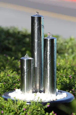 Produktbild von Köhko Säulenbrunnen Edelstahl Schwarz 77 cm mit LED-Beleuchtung, 3 Säulen, regulierbarer Pumpe, für Innen- und Außenbereich, inkl. Eingrabbehälter