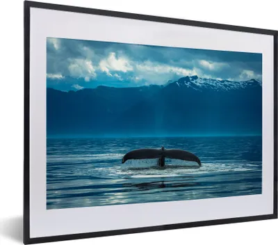 Produktbild von MuchoWow® MuchoWow® Gerahmtes Poster Der Schwanz eines Buckelwals im Hintergrund ist eine Bergkette 40x30 cm - Poster mit zchwarzem Bilderrahmen - Bilderrahmen - Poster im Rahmen